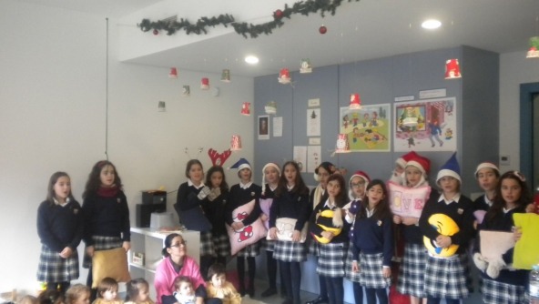 Planalto - Alunas do 5º ano cantam, para desejar boas festas aos amigos da infantil